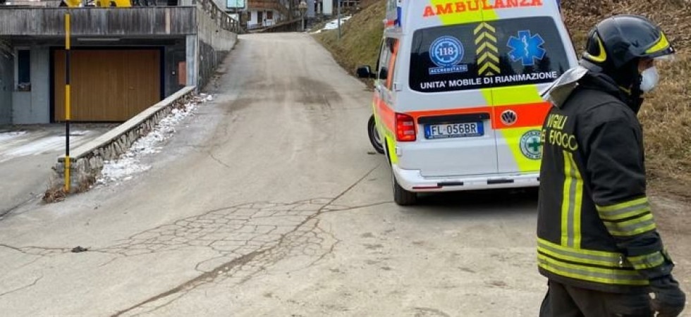 Foto d'archivio Incidente sul lavoro, scivola dal tetto di un edificio e precipita per alcuni metri